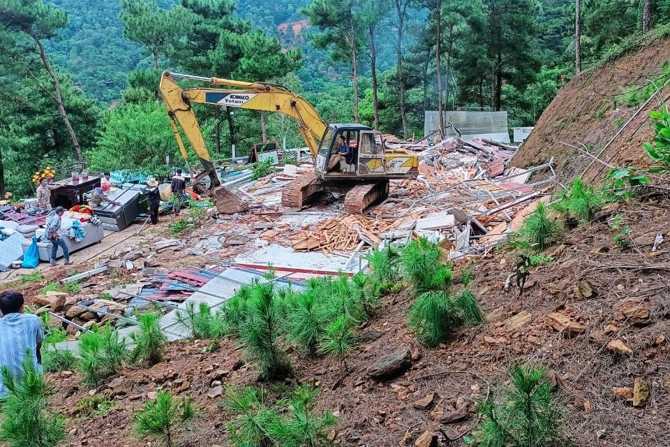 Hình ảnh ngôi nhà trên đỉnh đồi đã bị lực lượng chức năng huyện Sóc Sơn cưỡng chế.