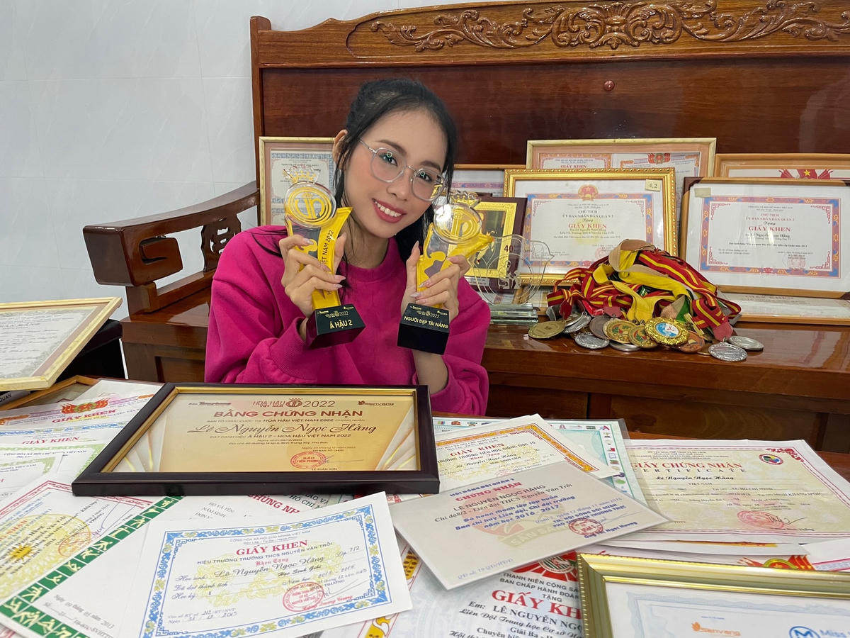 Lê Nguyễn Ngọc Hằng khiến người hâm mộ trầm trồ ngưỡng mộ khi sở hữu nhiều thành tích ấn tượng.