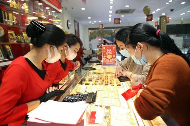 Khách hàng giao dịch vàng miếng. Ảnh: TTXVN.