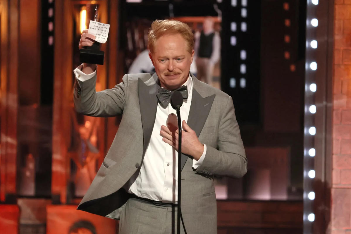 Nam diễn viên Jesse Tyler Ferguson nhận giải cho màn trình diễn của anh trong Take Me Out. Ảnh: Brendan McDermid / Reuters.