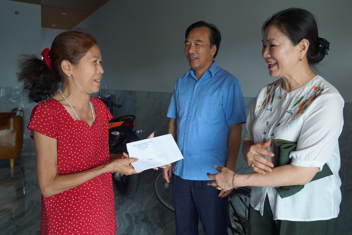 Người dân tái định cư phấn khởi trước sự quan tâm của lãnh đạo đoàn công tác. Ảnh: Mạnh Thìn.