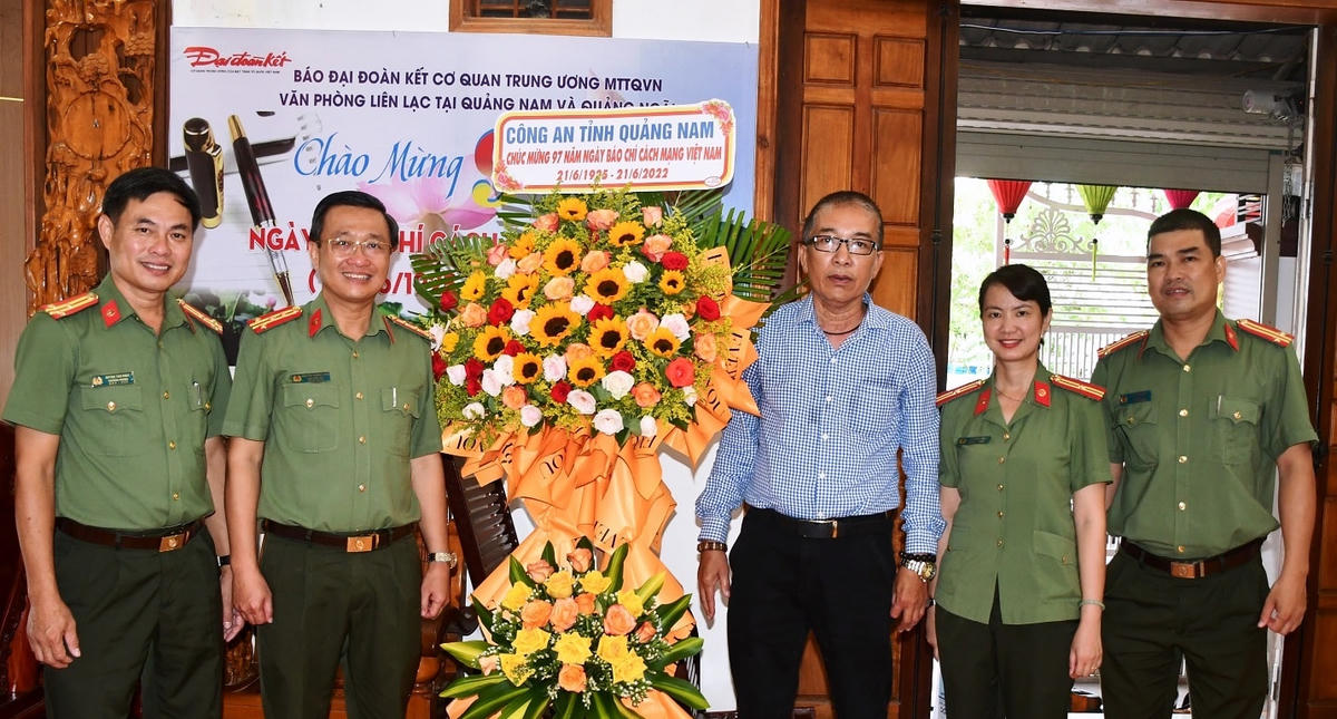 Lãnh đạo Công an tỉnh Quảng Nam thăm, chúc mừng VP Báo Đại Đoàn Kết.