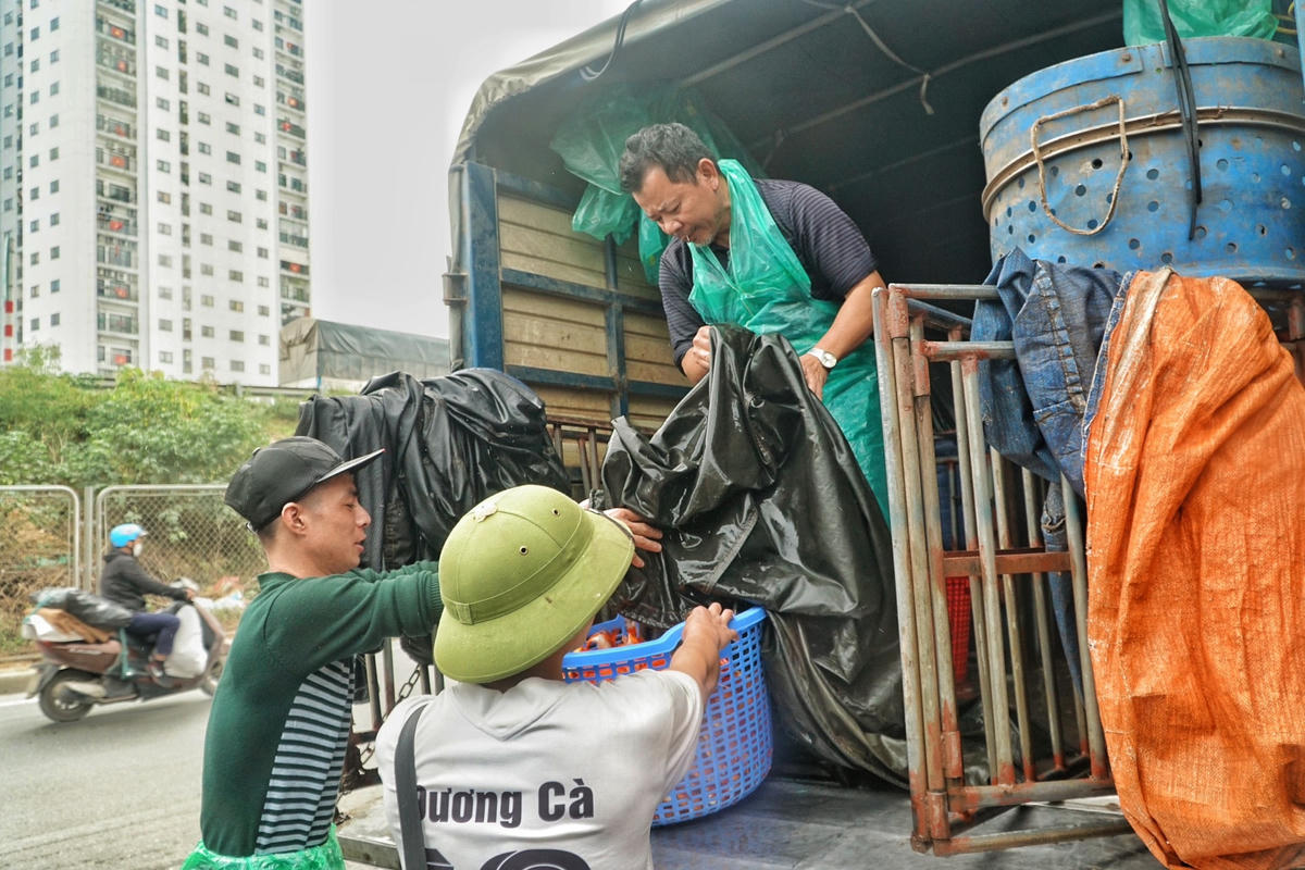 Hà Nội: Chợ cá Yên Sở tấp nập trước ngày ông Công ông Táo