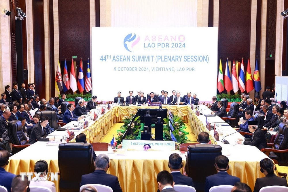 Phiên toàn thể Hội nghị Cấp cao ASEAN lần thứ 44, tại Vientiane, Lào. (Ảnh: Dương Giang/TTXVN) ttxvn_thu tuong hoi nghi ASEAN (11).jpg