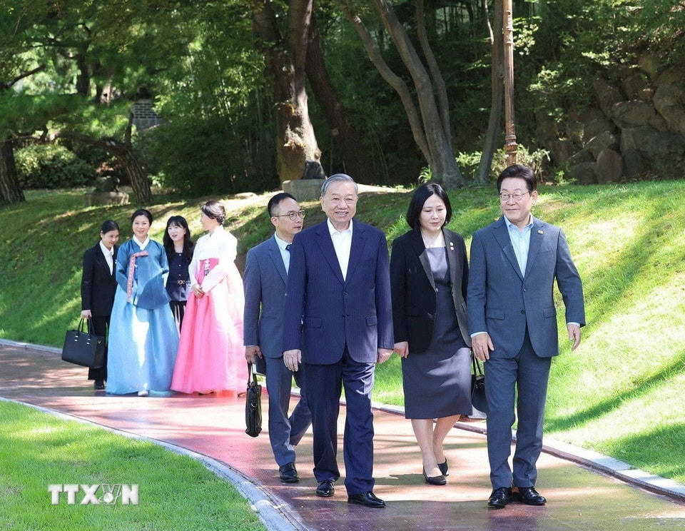 Tổng Bí thư Tô Lâm và Phu nhân cùng Tổng thống Hàn Quốc Lee Jae Myung và Phu nhân đi dạo trong khuôn viên Nhà Xanh. (Ảnh: Thống Nhất/TTXVN)