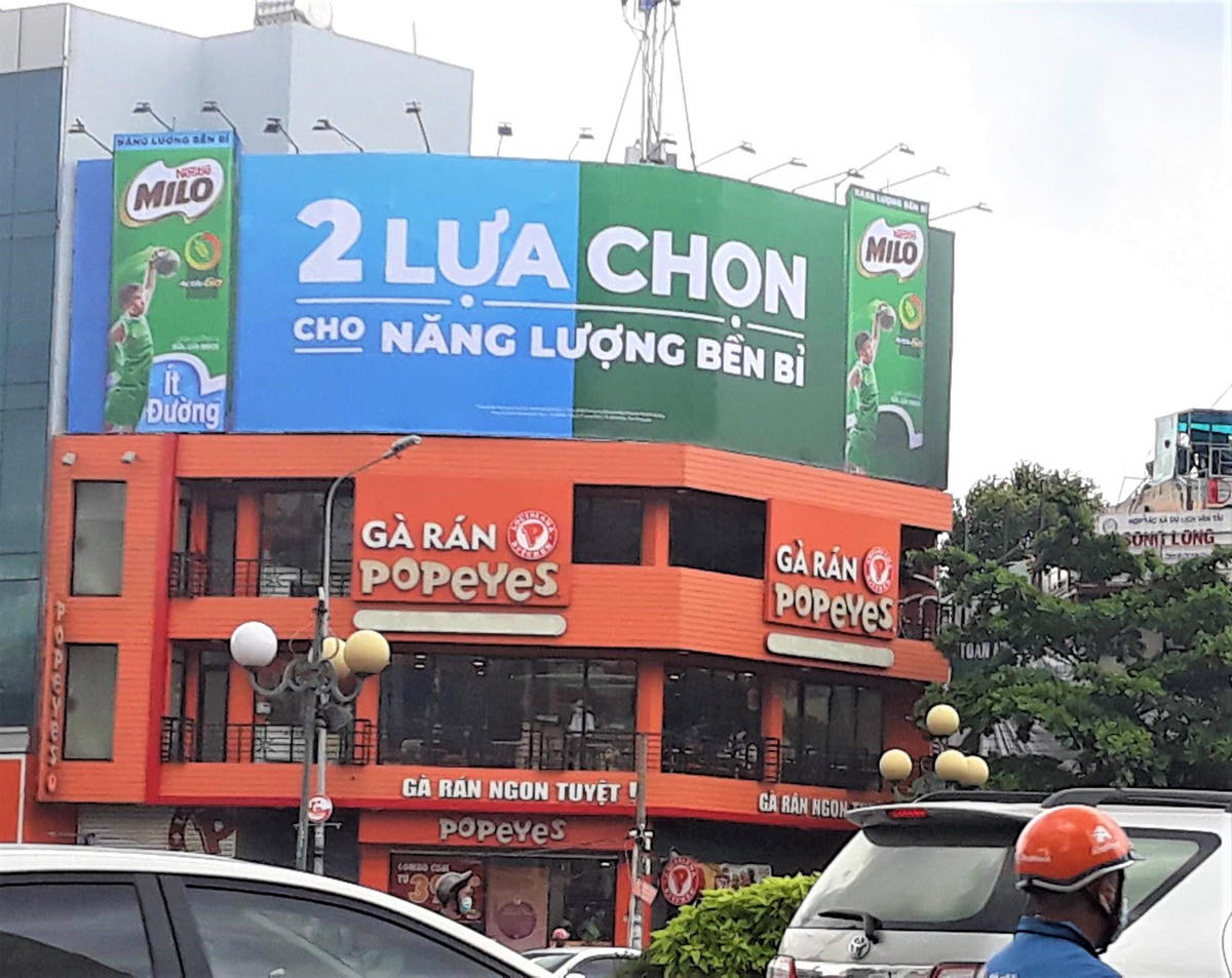Quảng cáo ngoài trời tại TPHCM dày đặc.