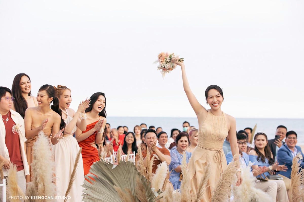 Ngoài ra, lễ cưới của Minh Hằng còn gây chú ý khi chính Diệu Nhi là người bắt được hoa cưới của cô. Ngoài đời, Diệu Nhi và Minh Hằng vốn là chị em thân thiết, họ vừa kết hợp cùng nhau trong dự án “Bẫy ngọt ngào’.