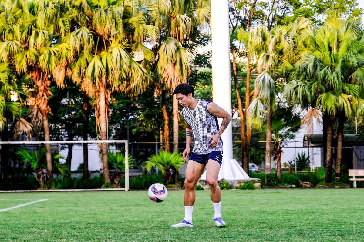 Dù được kì vọng cao nhưng khả năng Văn Hậu vẫn chưa thể ra sân...