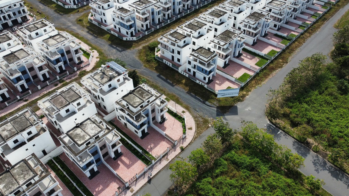 Dự án có tổng diện tích hơn 18 ha với các hạng mục gồm: chung cư cao 7-9 tầng, nhà liên kế có sân vườn cao 3-4 tầng, biệt thự 2-3 tầng cùng một số tiện ích về y tế, thương mại dịch vụ, công trình công cộng. Ảnh: Mạnh Thìn.