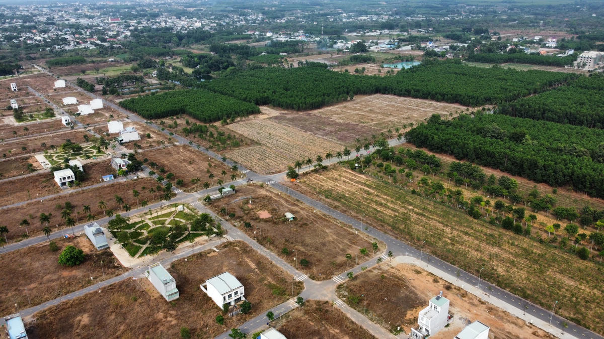 Nhiều người dân bỏ tiền mua đất, xây nhà tại dự án The Viva City khu A  nhưng nhiều năm nay chưa được cấp sổ đỏ, vì vậy họ không thể thế chấp vay vốn và chuyển nhượng lại. Ảnh: Mạnh Thìn.