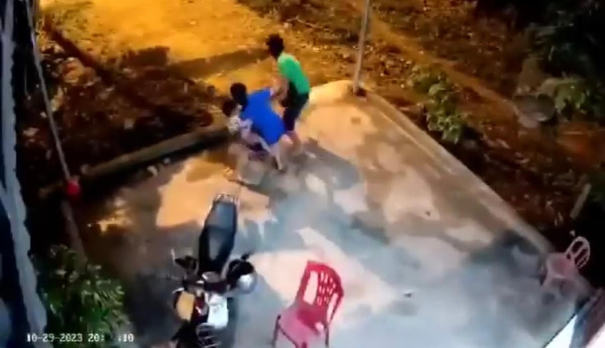 Hình ảnh người bố dùng tay, chân tác động vào người bé gái 3 tuổi.
