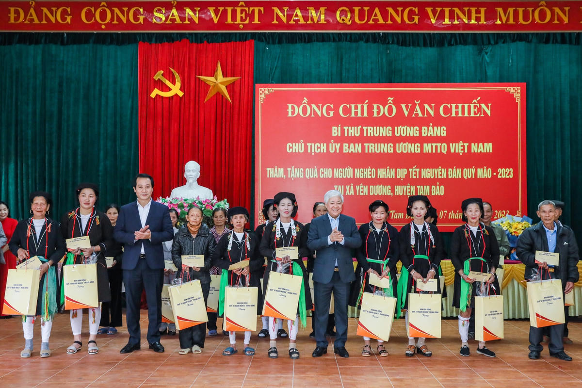 Chủ tịch Đỗ Văn Chiến trao tặng quà Tết cho người nghèo trên địa bàn xã Yên Dương, huyện Tam Đảo, tỉnh Vĩnh Phúc.