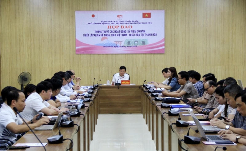 Ông Nguyễn Văn Thi, Phó Chủ tịch Thường trực UBND tỉnh thông tin những sự kiện quan trọng tại lễ kỷ niệm 50 năm quan hệ Việt Nam - Nhật Bản.