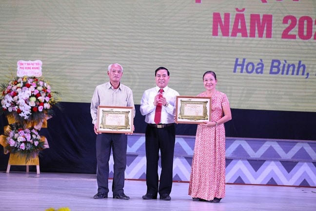 Đại diện cán bộ hưu trí tỉnh ủng hộ Quỹ "Vì người nghèo” tỉnh năm 2022.
