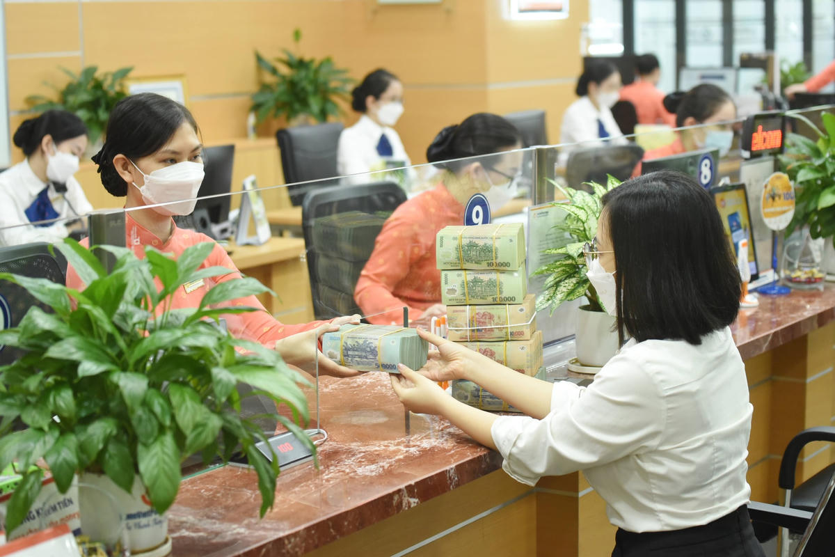 Việc chuyển đổi số trong ngành ngân hàng được kỳ vọng sẽ góp phần minh bạch hóa thị trường, kiểm soát dòng tiền đi vào nền kinh tế hiệu quả. Ảnh: Quang Vinh.