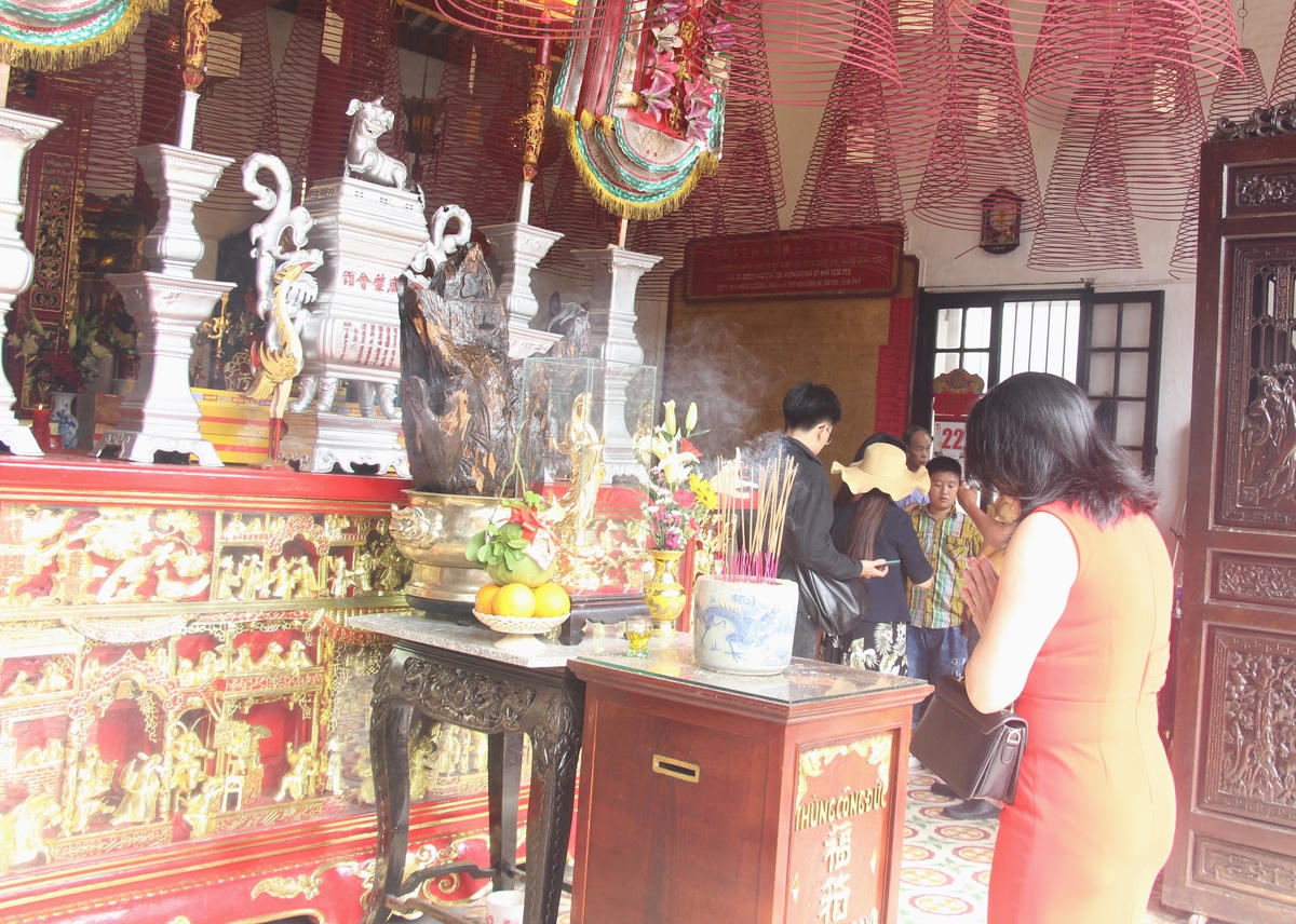 Người dân đến chùa cầu mong may mắn trong năm mới.