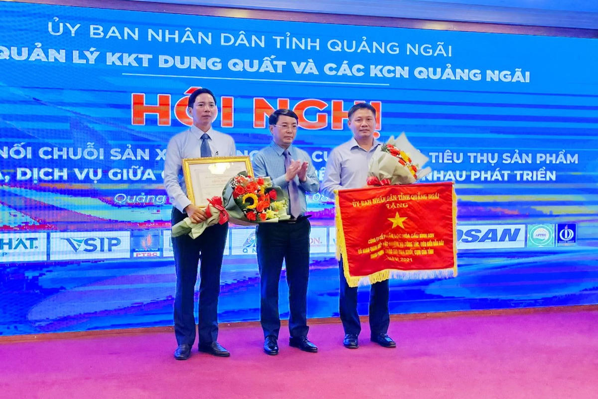 Trưởng Ban quản lý KKT Dung Quất và các KCN tỉnh Quảng Ngãi Hà Hoàng Việt Phương trao Cờ thi đua cho BSR đã có thành tích xuất sắc trong hoạt động sản xuất kinh doanh năm 2021.