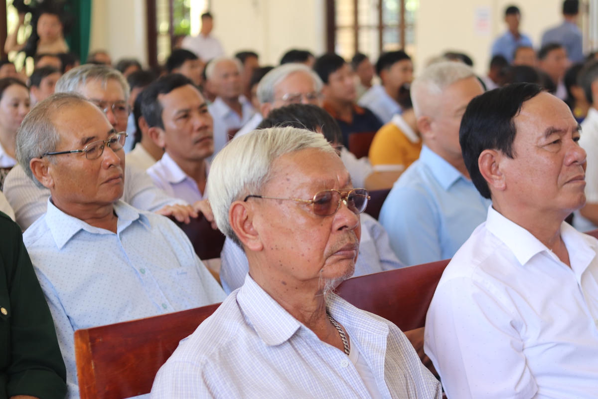 Cử tri địa phương theo dõi phần trả lời của đại diện lãnh đạo các Sở. Theo đánh giá của người dân, hội nghị lần này đã giải quyết được một số vấn đề mà người dân quan tâm, kiến nghị.