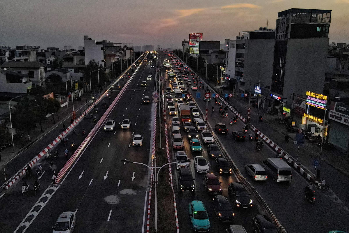 Về tổ chức giao thông tạm trên cầu Vĩnh Tuy cũ, người và phương tiện tham gia giao thông đường bộ đi 1 chiều trên cầu Vĩnh Tuy cũ – giai đoạn 1 theo hướng từ Long Biên đi Hai Bà Trưng và được phân làn phương tiện theo hướng: Bốn làn xe cơ giới làn cạnh dải phân cách giữa, tốc độ tối đa 40 km/h; 1 làn xe hỗn hợp (xe máy và xe thô sơ), là làn cạnh lan can phải cầu, tốc độ tối đa 30 km/h.
