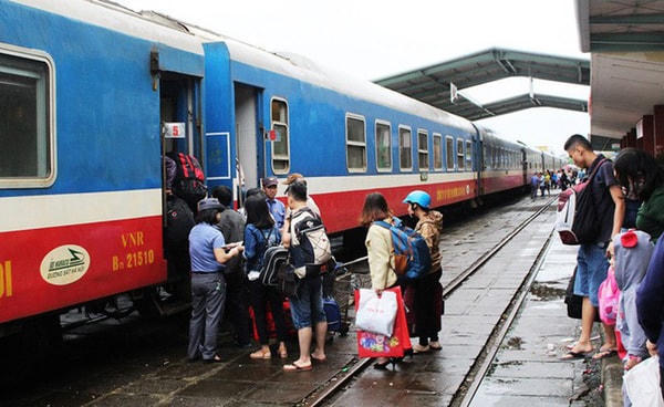 Nhằm đáp ứng nhu cầu du lịch hè tăng cao của hành khách đường sắt chạy thêm nhiều tàu đi Đà Nẵng, Nha Trang.