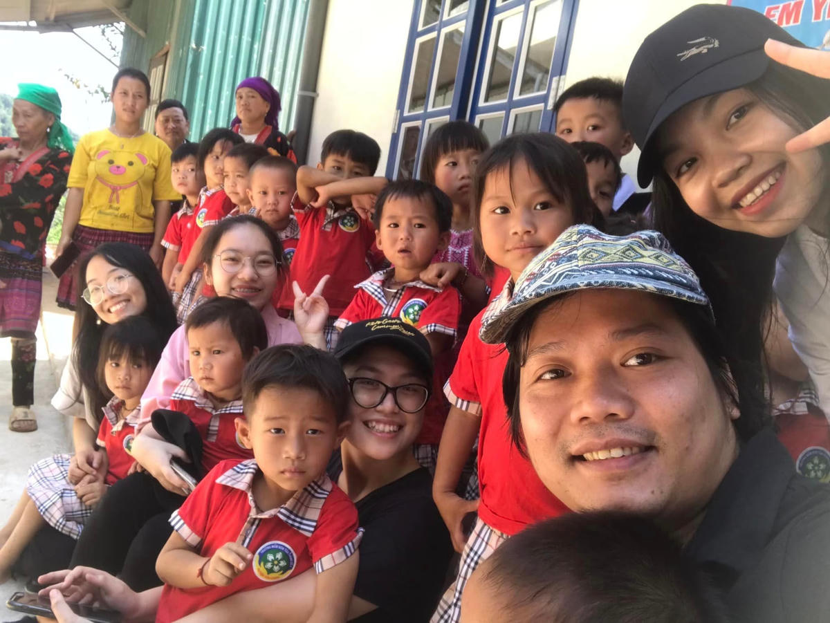 Không còn khoảng cách nào giữa các tình nguyện viên và các em nhỏ. (Nguồn ảnh: Nuôi em).