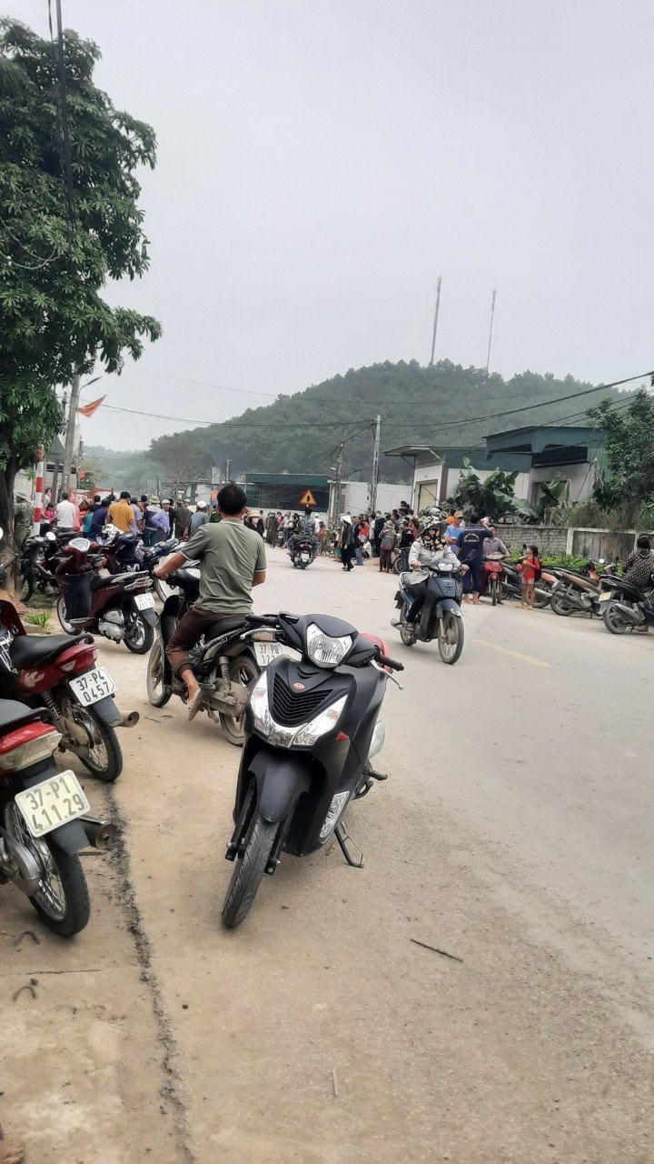 Người dân hiếu kỳ theo dõi vụ việc.