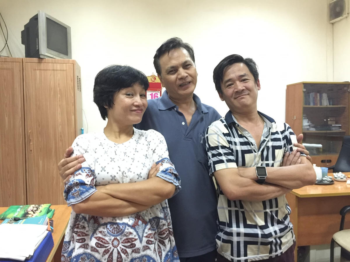 Ngoài đời, nghệ sĩ Tú Oanh là người phụ nữ giản dị, kín đáo, chừng mực nhưng vô cùng quyết liệt. 