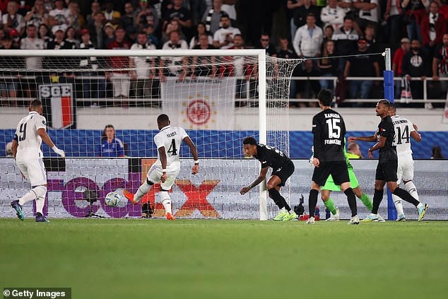 Real Madrid vs Eintrach Frankfurt đối đầu trên sân Helsinki Olympic (Phần Lan). Ảnh: Daily Mail.