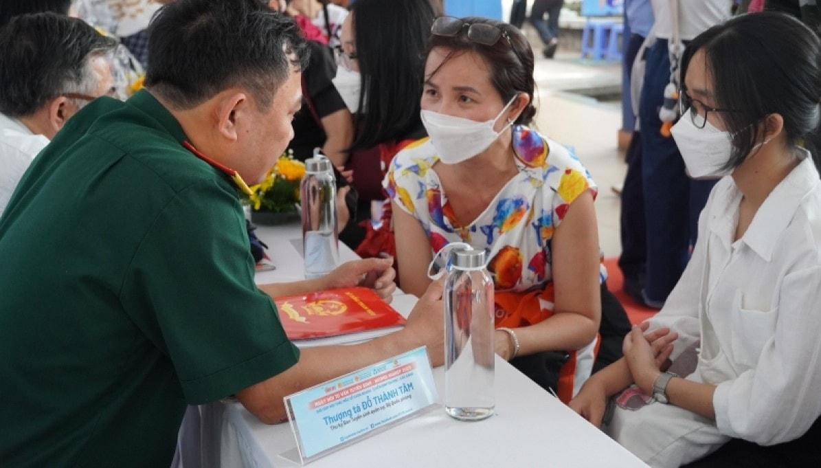 Học sinh nghe tư vấn tại ngày hội tuyển sinh 2023. Ảnh: V.Hường.