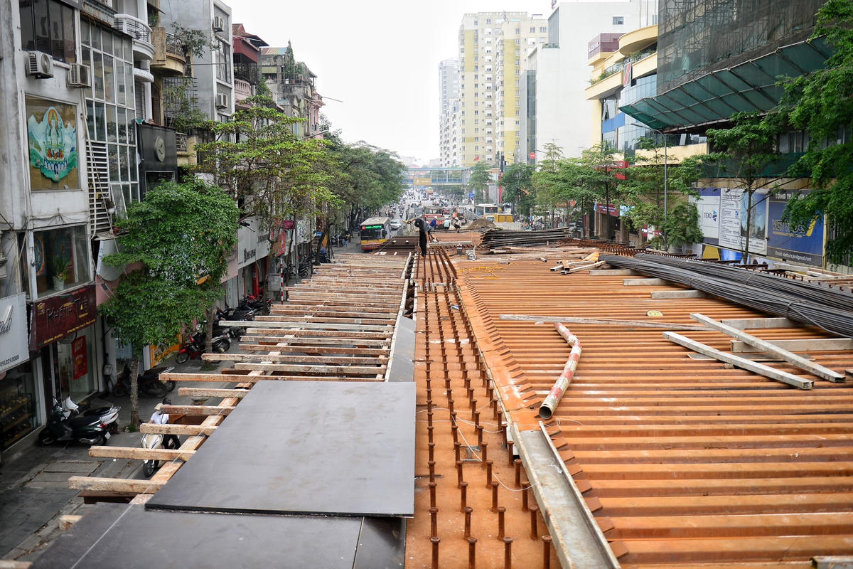 Để dự án nhanh chóng hoàn thành, trên công trường đã huy động rất nhiều công nhân lành nghề, máy móc cỡ lớn thi công liên tục 3 ca trên công trường.