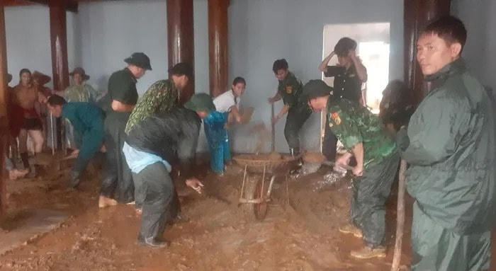 Tại huyện Kỳ Sơn, lực lượng bộ đội đã nhanh chóng khắc phục lũ lụt cho người dân. Ảnh Lê Thạch