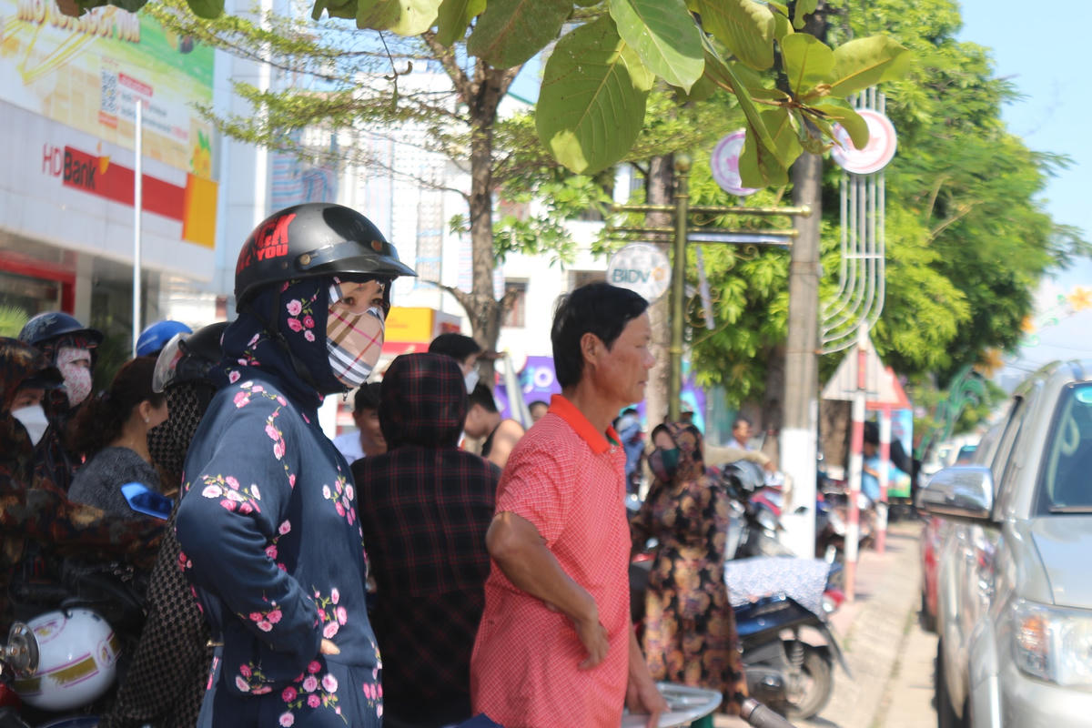 Phụ huynh lo lắng ngóng chờ con em phía ngoài điểm thi.