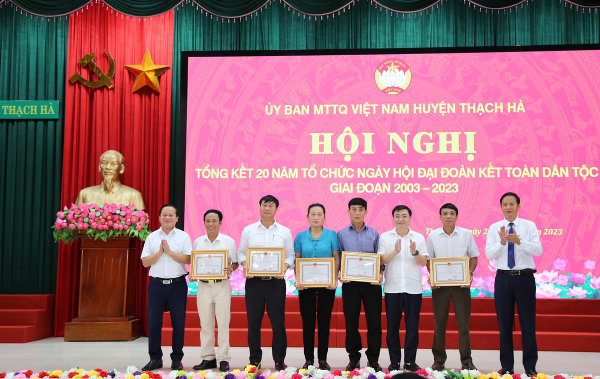 Lãnh đạo huyện Thạch Hà tặng giấy khen cho các tập thể, cá nhân.