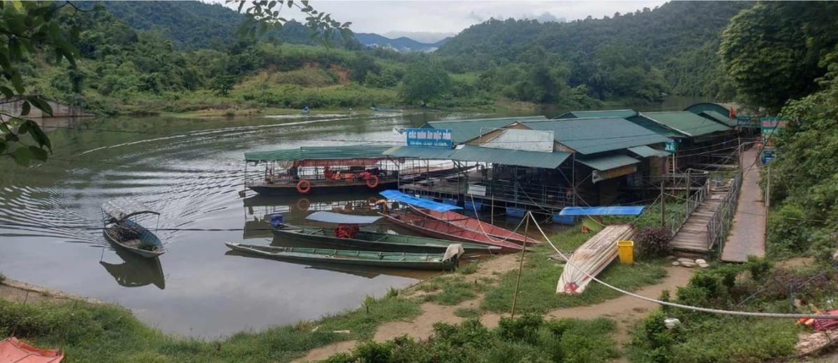 Nhiều nhà bè không phép vẫn tiếp tục hoạt động.