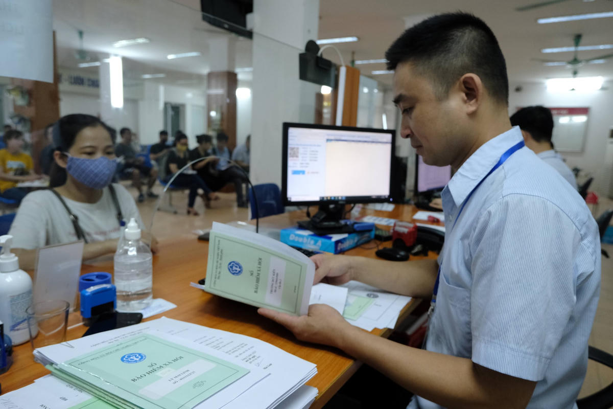 Để có thể giữ cân đối thị trường lao động rất cần những chính sách hỗ trợ từ Nhà nước. Ảnh: Quang Vinh.