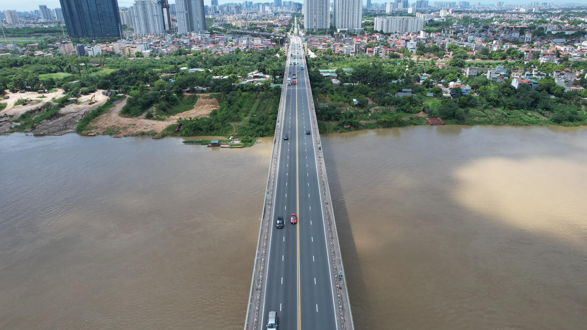 Tầng trên là đường ô tô rộng 15 m, cho bốn làn xe chạy; hai bên là đường cho người đi bộ rộng 1,5 m. 