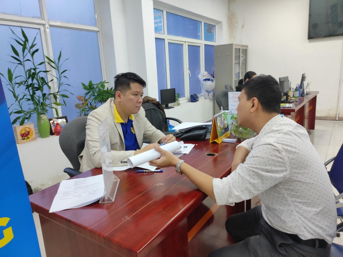 Người lao động tìm việc trong phiên giao dịch việc làm trực tuyến tại Trung tâm dịch vụ việc làm Hà Nội.