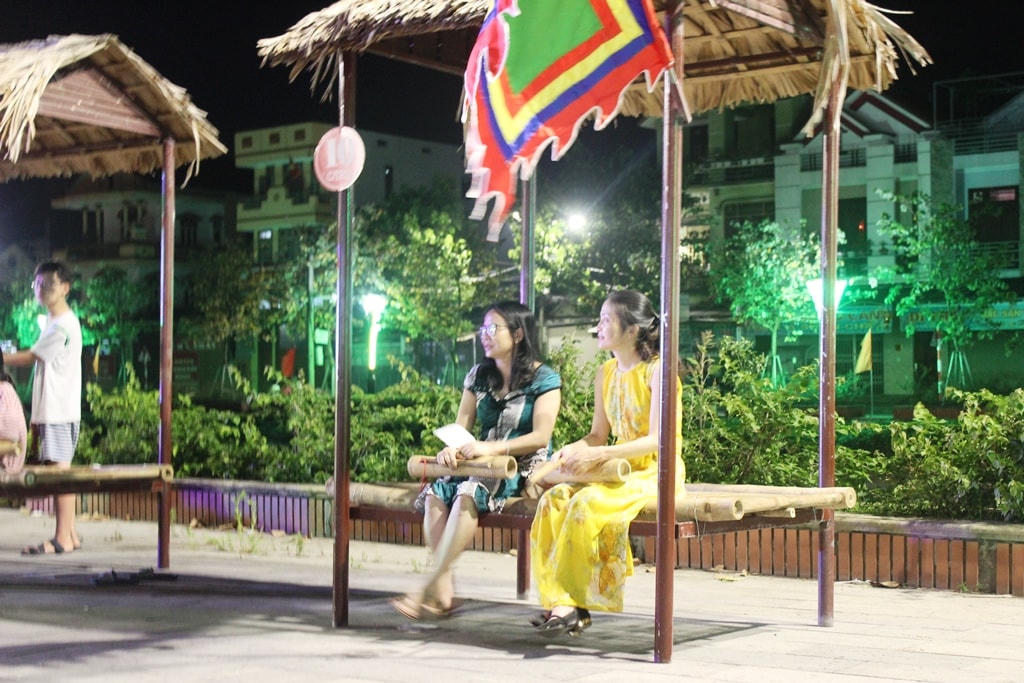 Người chơi lắng nghe lời hát có trùng với quân bài của chòi mình cầm không.