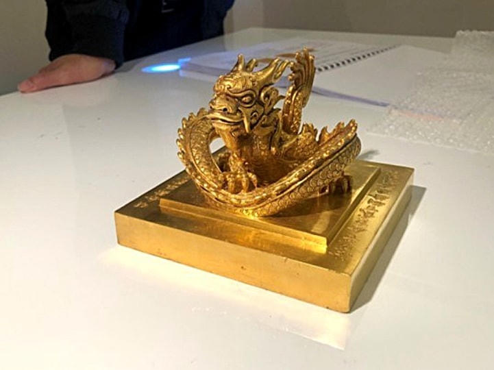 Ấn vàng “Hoàng đế chi bảo” .