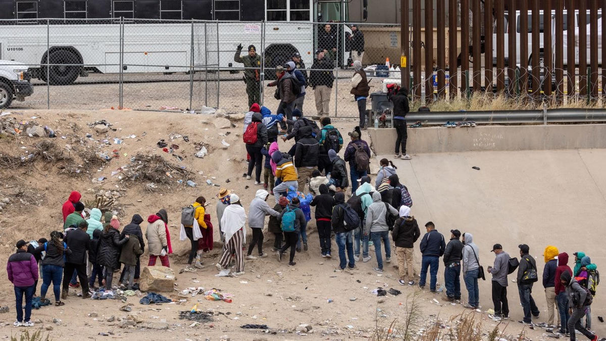Dòng người tị nạn vượt sông Rio Grande đến El Paso (Texas, Mỹ). Nguồn: CNN.