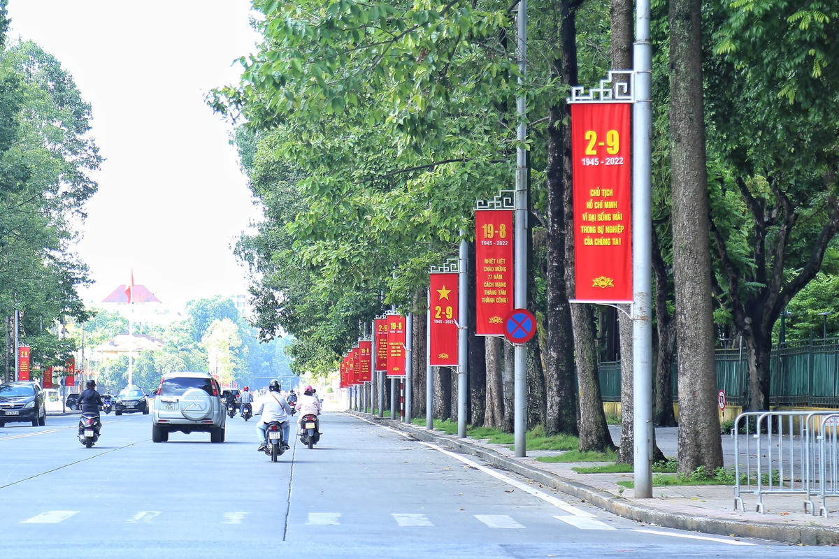 Những ngày gần đây, khắp các tuyến phố trên địa bàn Thủ đô Hà Nội đã được trang trí các băng rôn, khẩu hiệu... chào mừng kỷ niệm 77 năm Cách mạng Tháng Tám và Quốc Khánh 2-9.