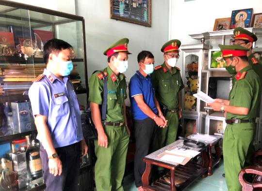 Công an tỉnh Trà Vinh thực hiện lệnh bắt tạm giam bị can Nguyễn Văn Lơ, Giám đốc CDC Trà Vinh. (Ảnh CATV).