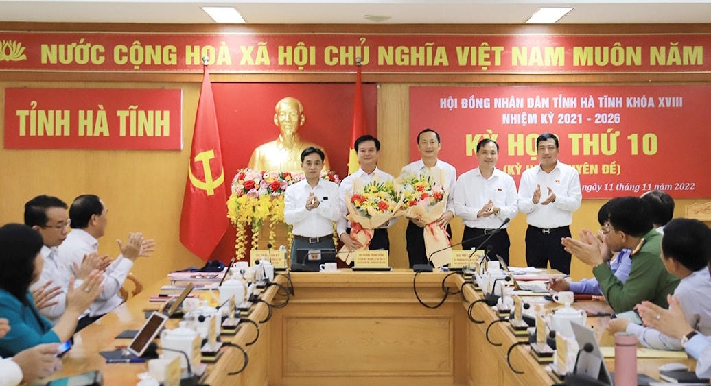 Lãnh đạo tỉnh Hà Tĩnh tặng hoa cho ông Đặng Ngọc Sơn và chúc mừng tân Phó Chủ tịch UBND tỉnh Trần Báu Hà. Ảnh: BHT.