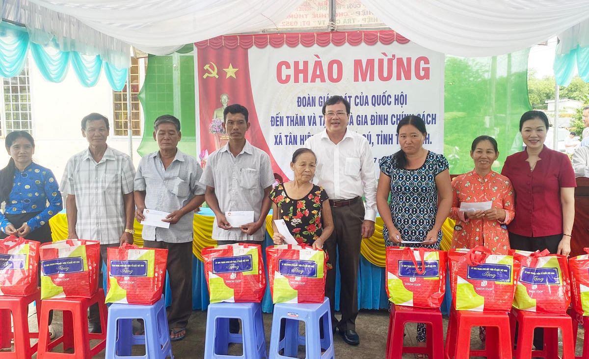 Phó Chủ tịch Trương Thị Ngọc Ánh cùng Chủ tịch UBND tỉnh Trà Vinh Lê Văn Hẳn thăm hỏi, tặng quà gia đình chính sách.