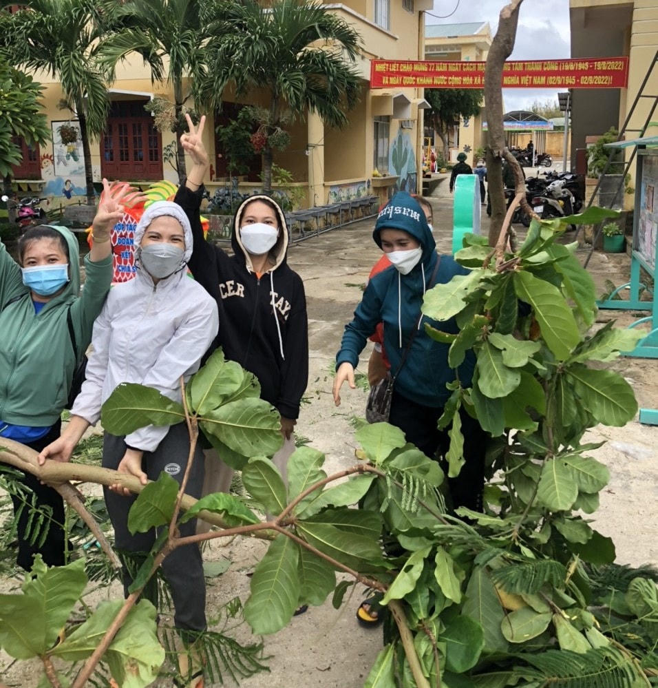 Người dân đảo Lý Sơn chặt tỉa cành cây phòng chống bão số 4.
