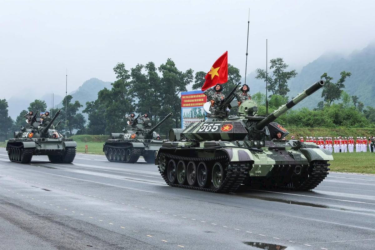 Khối xe Tăng thiết giáp tại buổi tổng hợp luyện diễu binh, diễu hành nhiệm vụ A80. Ảnh: Quang Vinh.