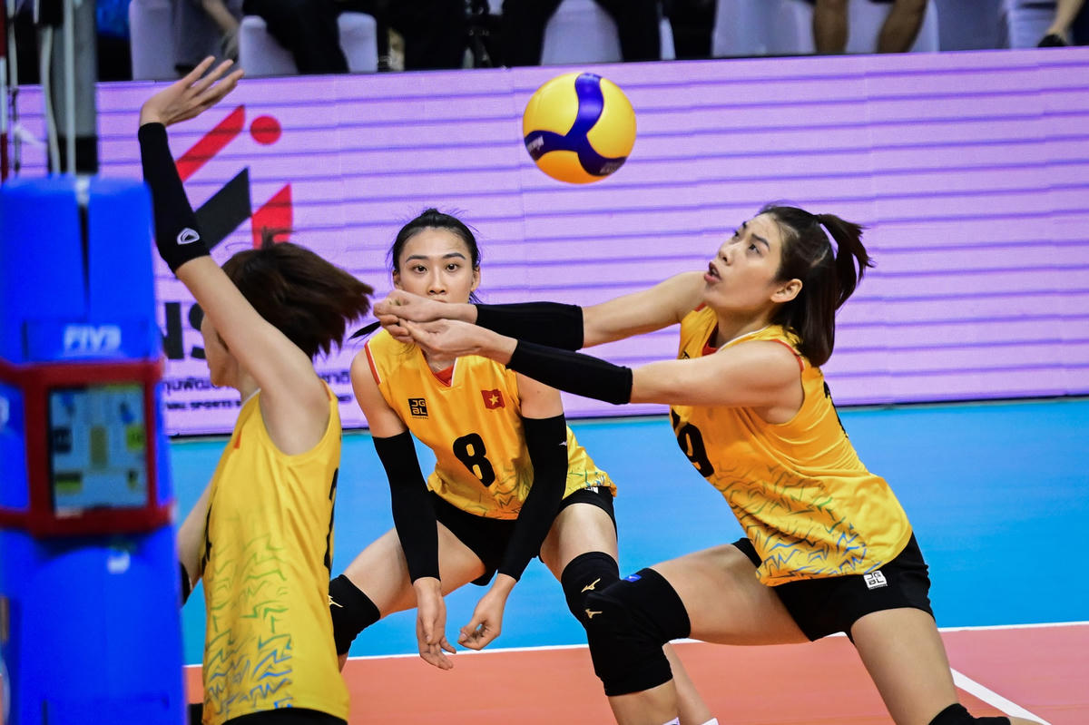 Bóng chuyền nữ Việt Nam nỗ lực thi đấu trong trận gặp Thái Lan. Ảnh: AVC. 