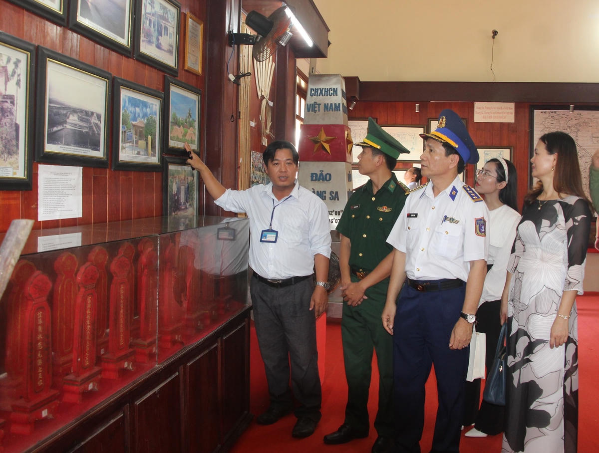 Đại biểu Vùng CSB 2 thăm quan Khu trưng bày Hải đội Hoàng Sa kiêm quản Bắc Hải .