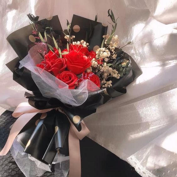 Những bó hoa hồng sáp đang được ưa chuộng dịp Valentine. (Ảnh: Phương Thảo).