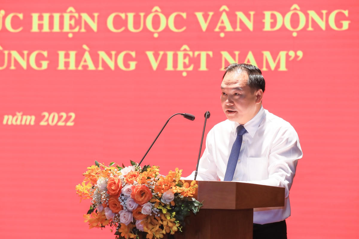Ông Hồ Xuân Trường, Phó Bí thư Đảng ủy Khối, Trưởng ban Chỉ đạo Cuộc vận động của Đảng ủy Khối các doanh nghiệp Trung ương báo cáo tại Hội nghị.